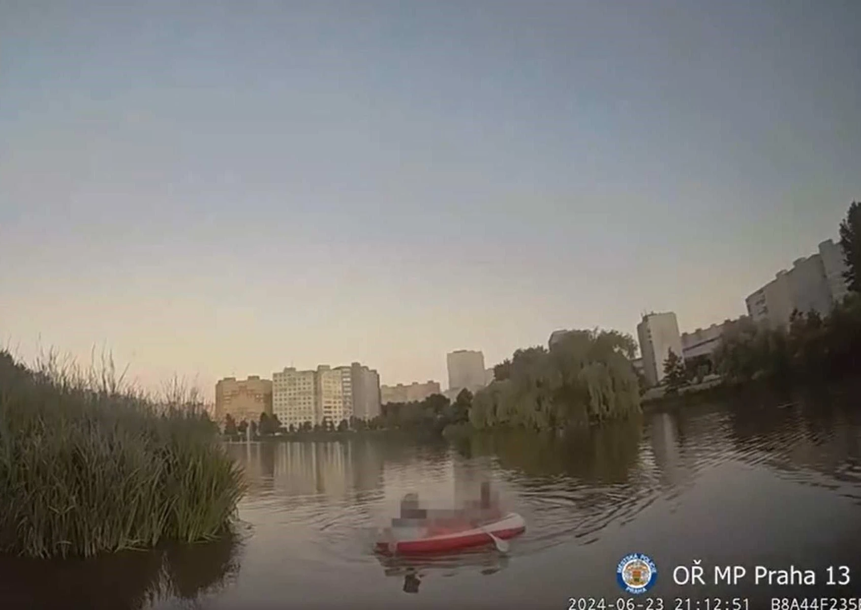 Video: pytláci to rozjeli ve velkém na rybníce uprostřed sídliště, vzali si i člun