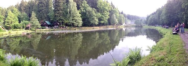 Panoramatické foto na rybník se závodníky